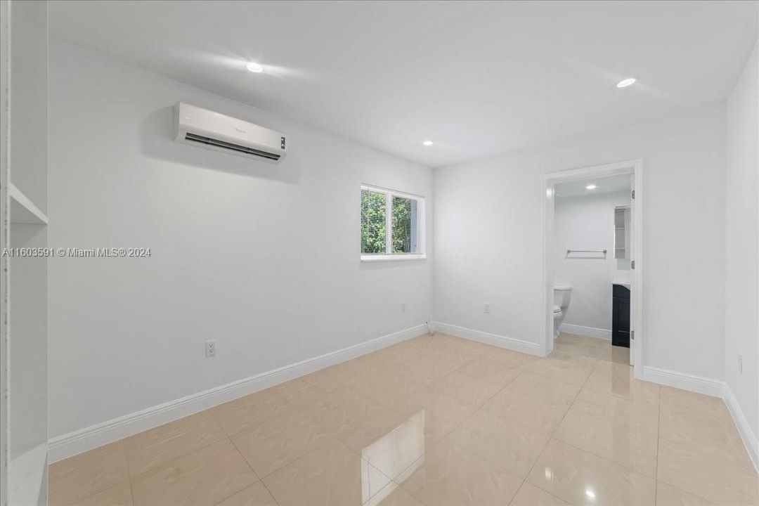 Active With Contract: $1,600 (1 beds, 1 baths, 750 Square Feet)