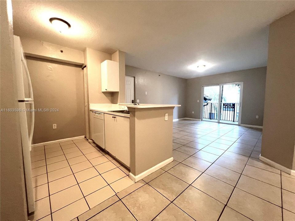 For Rent: $2,200 (2 beds, 2 baths, 895 Square Feet)