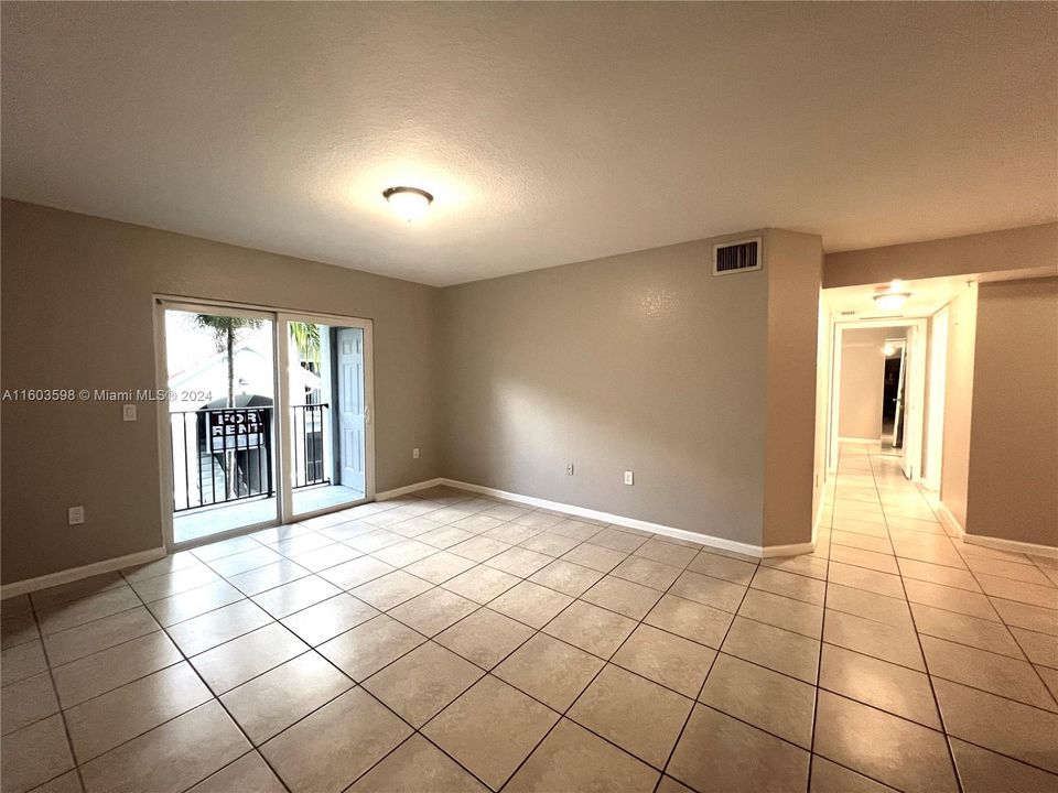 For Rent: $2,200 (2 beds, 2 baths, 895 Square Feet)