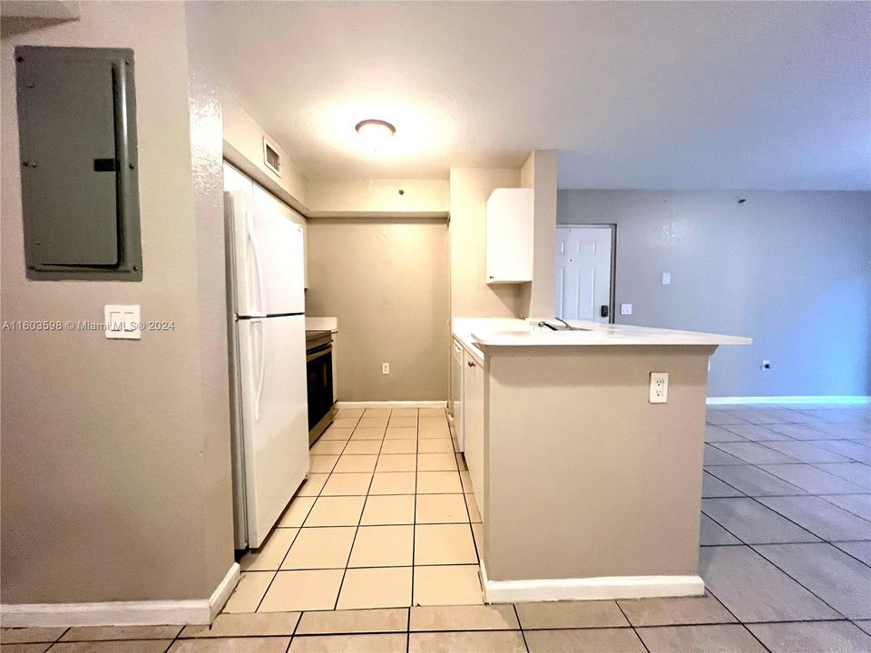 For Rent: $2,200 (2 beds, 2 baths, 895 Square Feet)