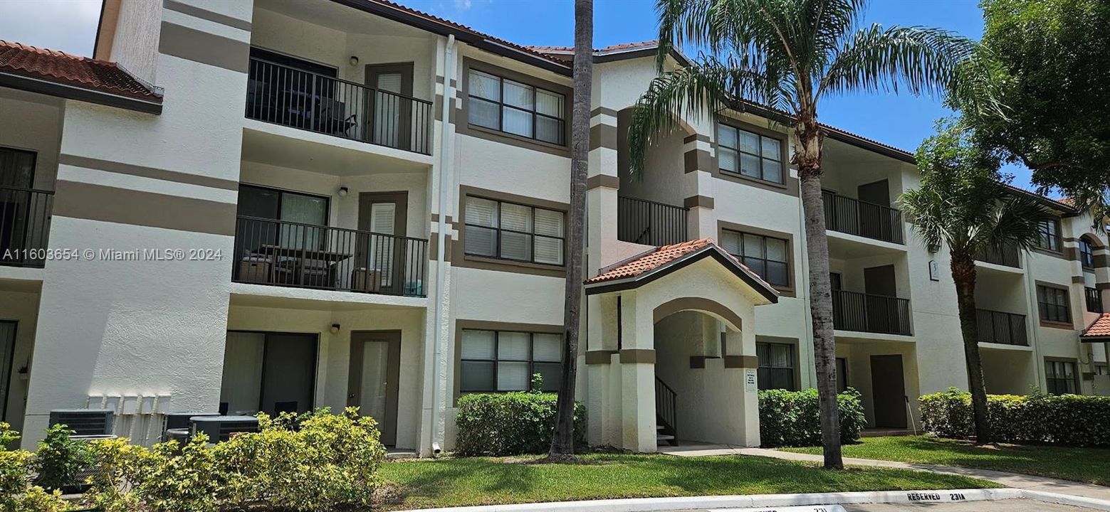 Active With Contract: $1,700 (1 beds, 1 baths, 650 Square Feet)