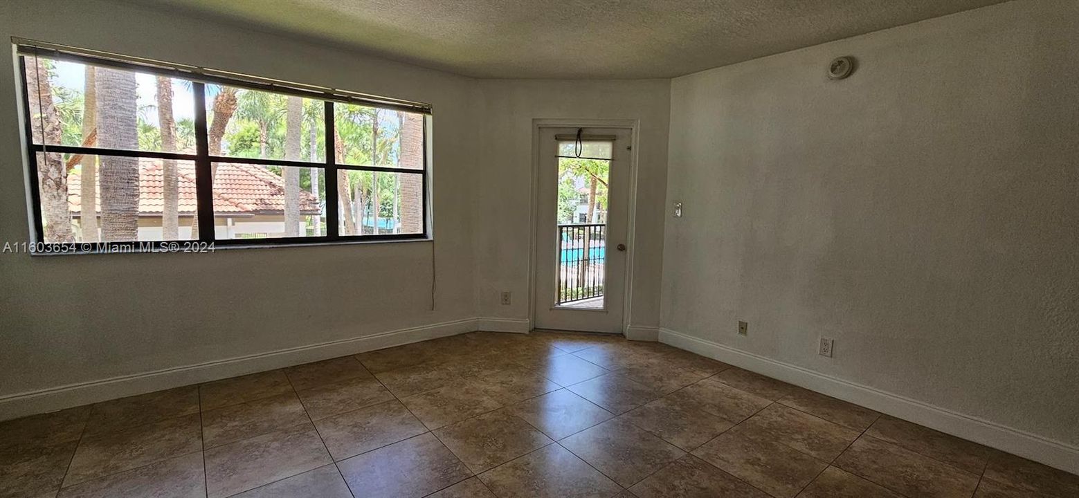 Active With Contract: $1,700 (1 beds, 1 baths, 650 Square Feet)