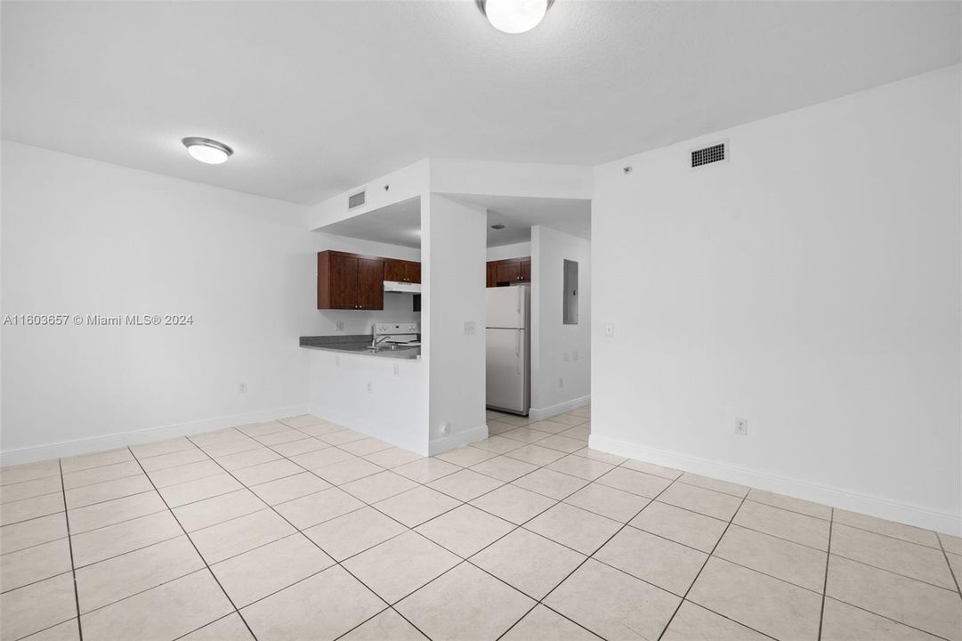 Active With Contract: $2,300 (2 beds, 2 baths, 800 Square Feet)