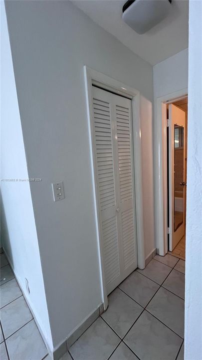 Active With Contract: $2,600 (1 beds, 1 baths, 725 Square Feet)