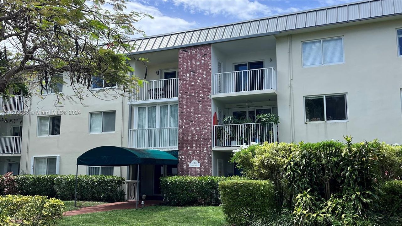 Active With Contract: $2,600 (1 beds, 1 baths, 725 Square Feet)