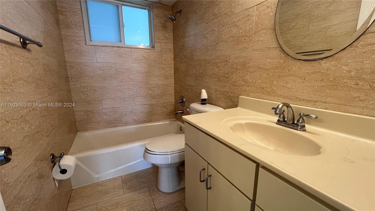 Active With Contract: $2,600 (1 beds, 1 baths, 725 Square Feet)