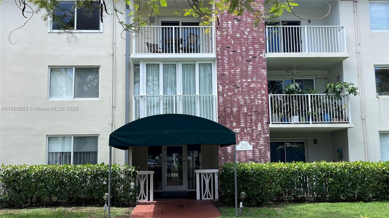 Active With Contract: $2,600 (1 beds, 1 baths, 725 Square Feet)