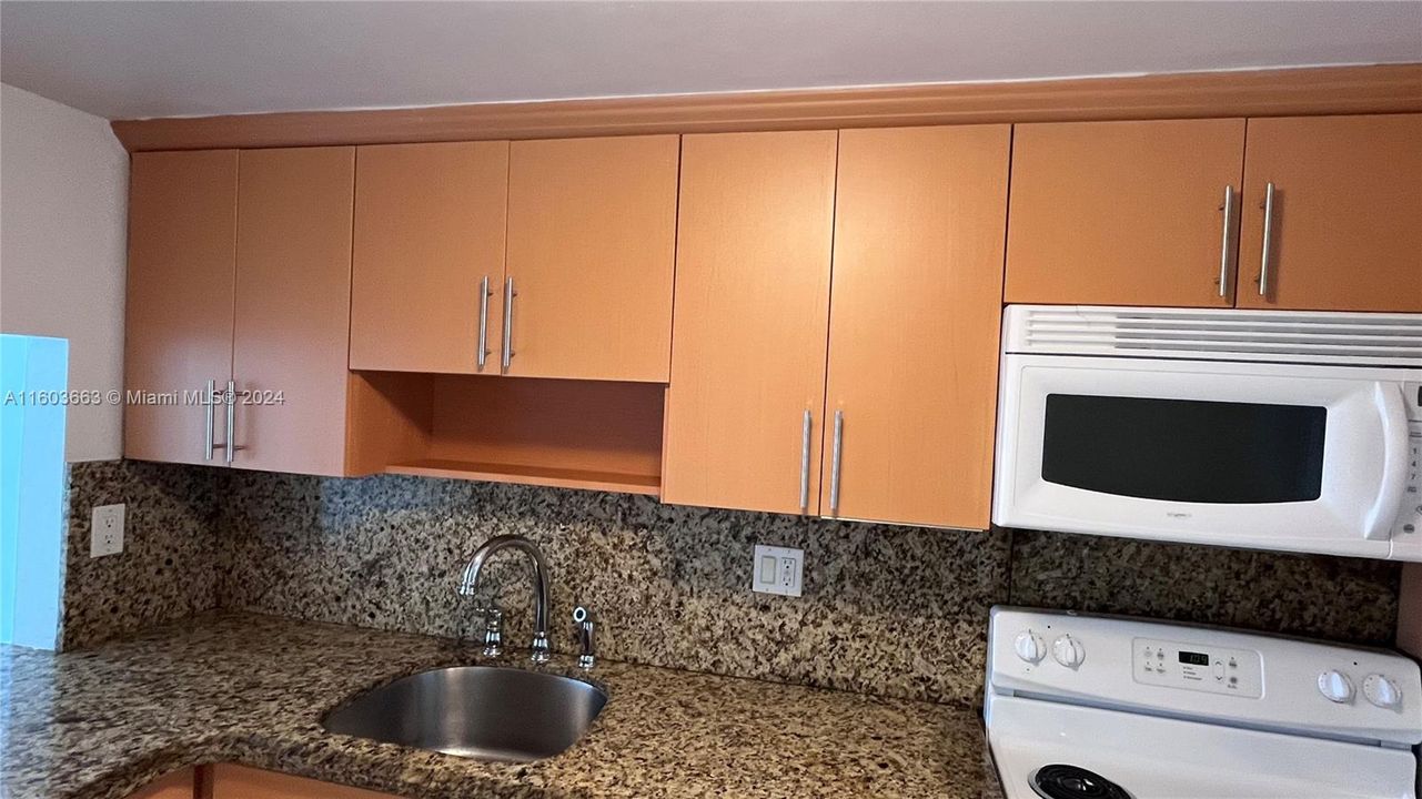 For Rent: $2,850 (1 beds, 1 baths, 725 Square Feet)