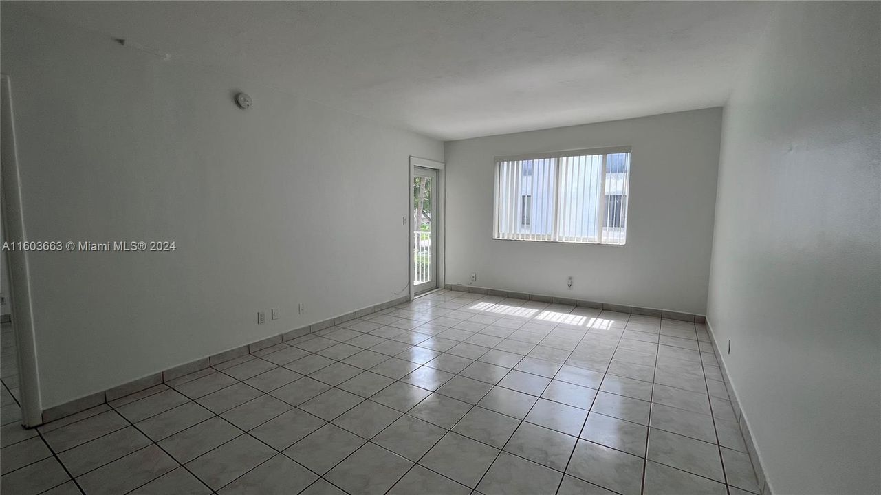 Active With Contract: $2,600 (1 beds, 1 baths, 725 Square Feet)