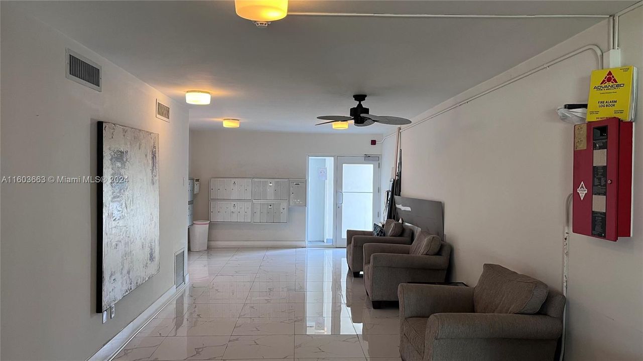 Active With Contract: $2,600 (1 beds, 1 baths, 725 Square Feet)