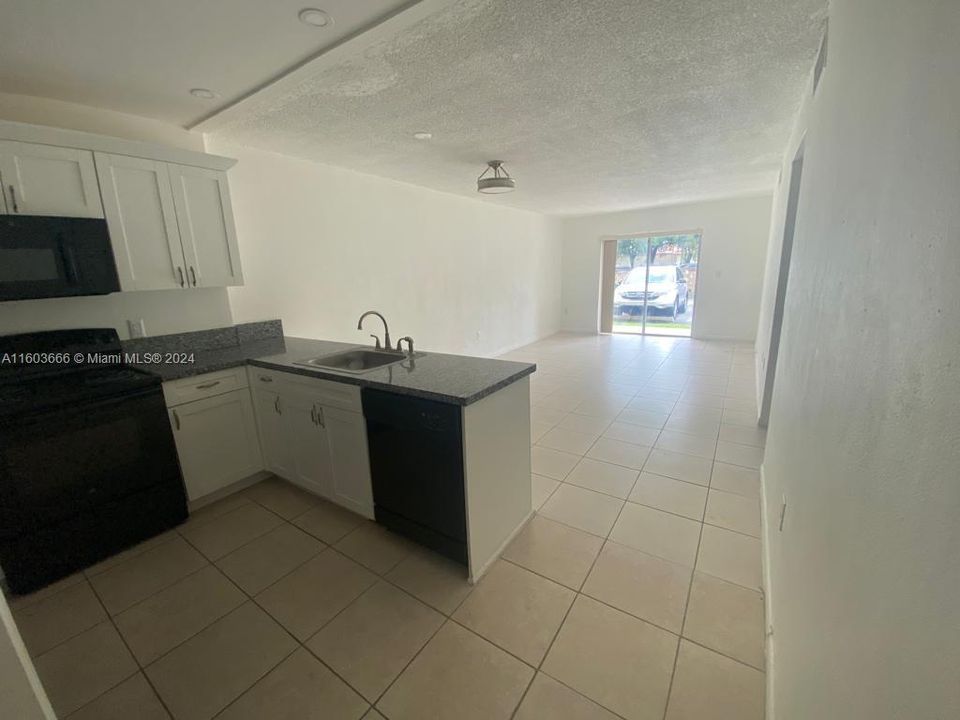 Recently Rented: $2,200 (2 beds, 1 baths, 900 Square Feet)