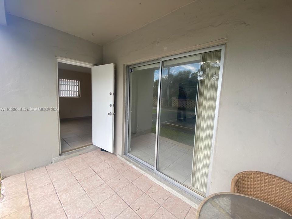 Recently Rented: $2,200 (2 beds, 1 baths, 900 Square Feet)