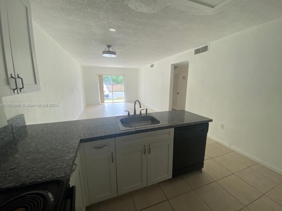 Recently Rented: $2,200 (2 beds, 1 baths, 900 Square Feet)