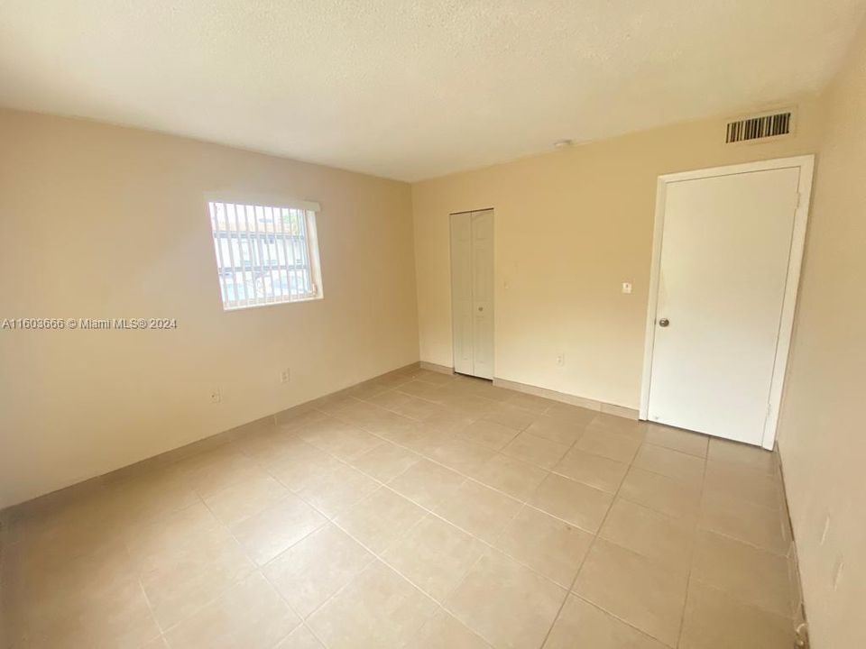 Recently Rented: $2,200 (2 beds, 1 baths, 900 Square Feet)
