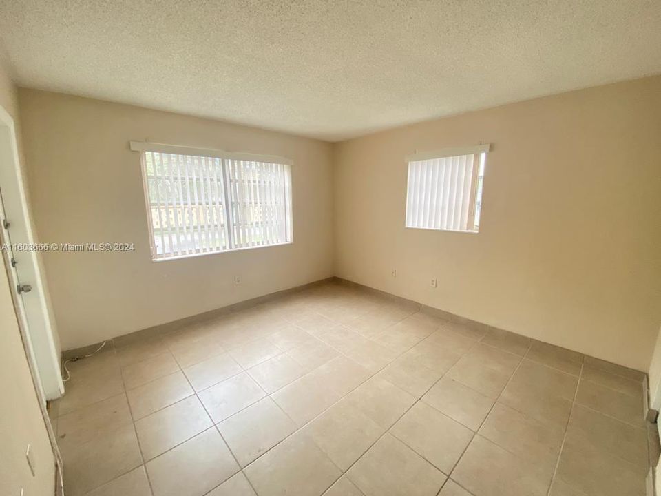 Recently Rented: $2,200 (2 beds, 1 baths, 900 Square Feet)