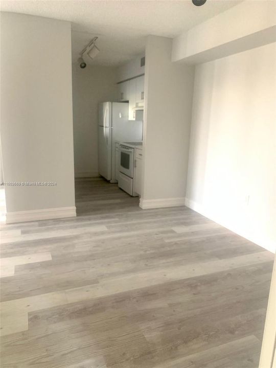 Active With Contract: $1,875 (1 beds, 1 baths, 665 Square Feet)