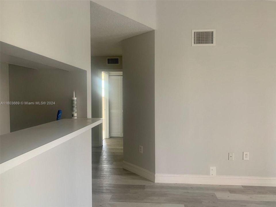 Active With Contract: $1,875 (1 beds, 1 baths, 665 Square Feet)