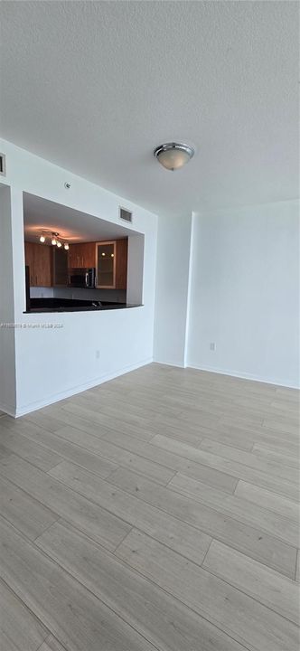 Active With Contract: $375,000 (1 beds, 1 baths, 900 Square Feet)