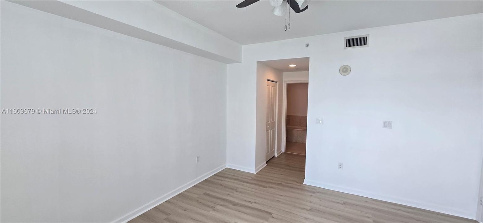 Active With Contract: $375,000 (1 beds, 1 baths, 900 Square Feet)