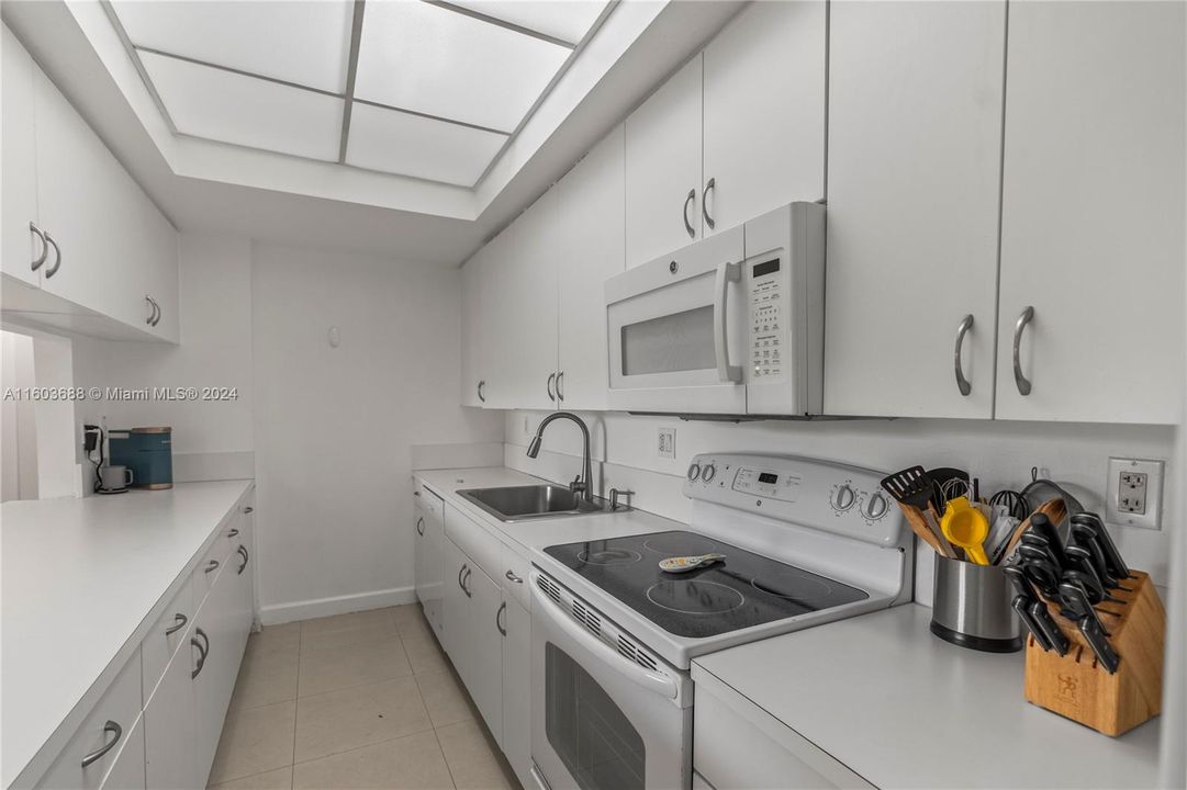 For Sale: $414,800 (2 beds, 2 baths, 1170 Square Feet)