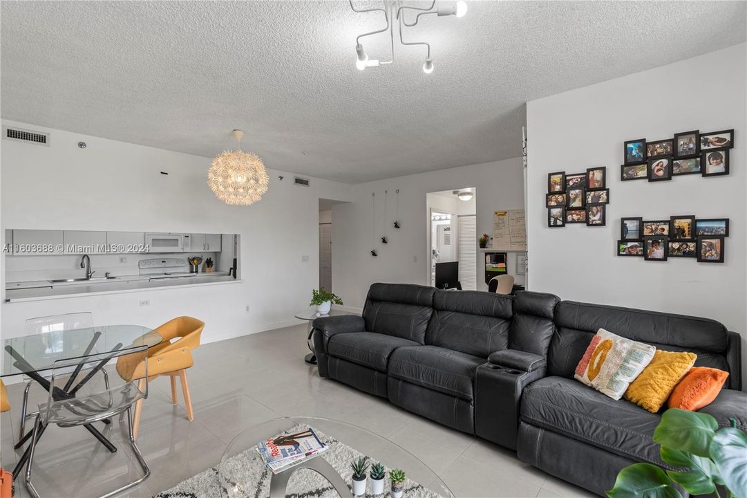 For Sale: $414,800 (2 beds, 2 baths, 1170 Square Feet)