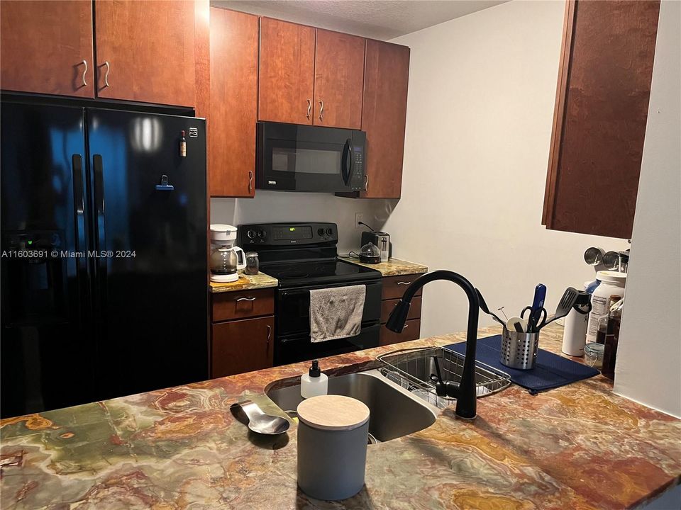 For Rent: $2,400 (1 beds, 1 baths, 750 Square Feet)