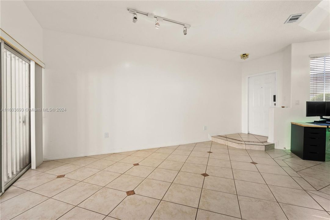 Active With Contract: $3,200 (3 beds, 2 baths, 1600 Square Feet)