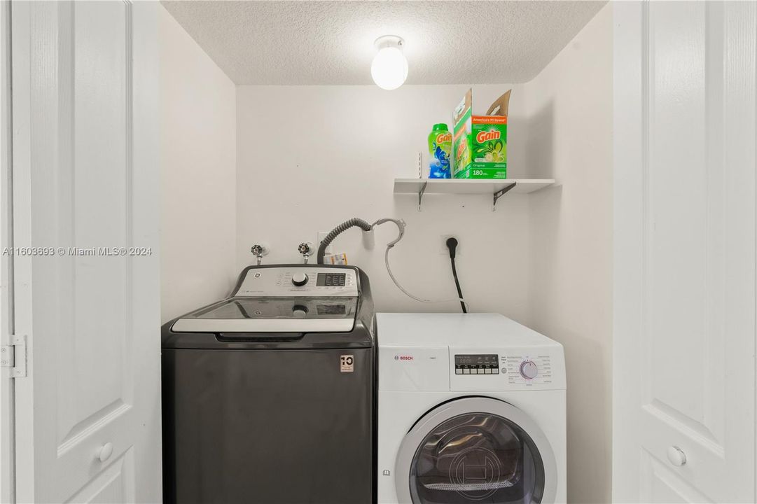 Active With Contract: $3,200 (3 beds, 2 baths, 1600 Square Feet)