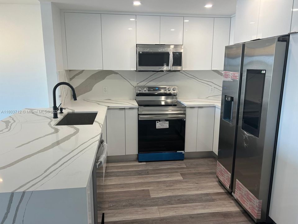 For Sale: $419,000 (2 beds, 2 baths, 910 Square Feet)