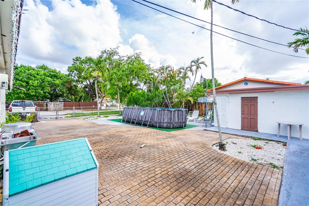 Vendido Recientemente: $720,000 (5 camas, 3 baños, 2397 Pies cuadrados)