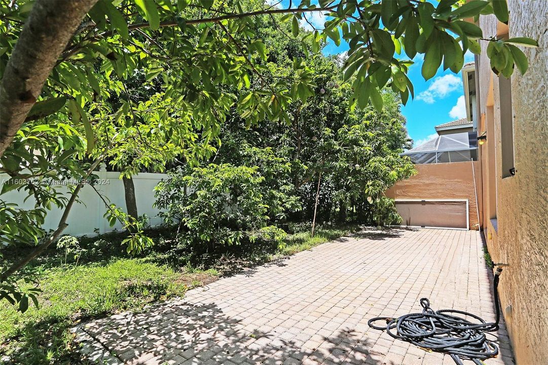 For Sale: $595,000 (4 beds, 2 baths, 2077 Square Feet)