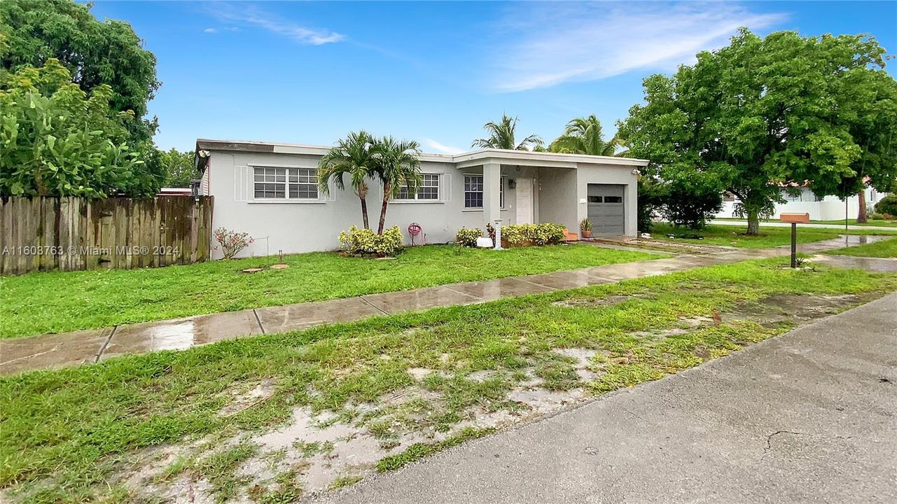 Recently Sold: $550,000 (3 beds, 1 baths, 1376 Square Feet)