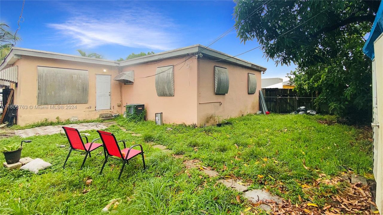 Recently Sold: $550,000 (3 beds, 1 baths, 1376 Square Feet)