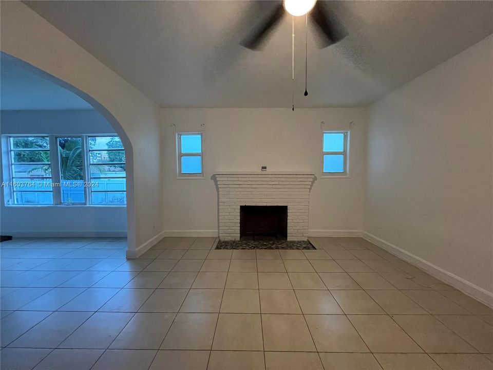 For Rent: $4,100 (4 beds, 2 baths, 1928 Square Feet)