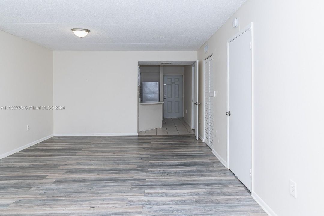 Spacious living room/dining room area