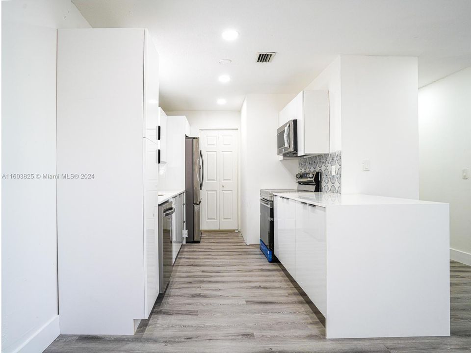 For Sale: $344,900 (3 beds, 2 baths, 1040 Square Feet)