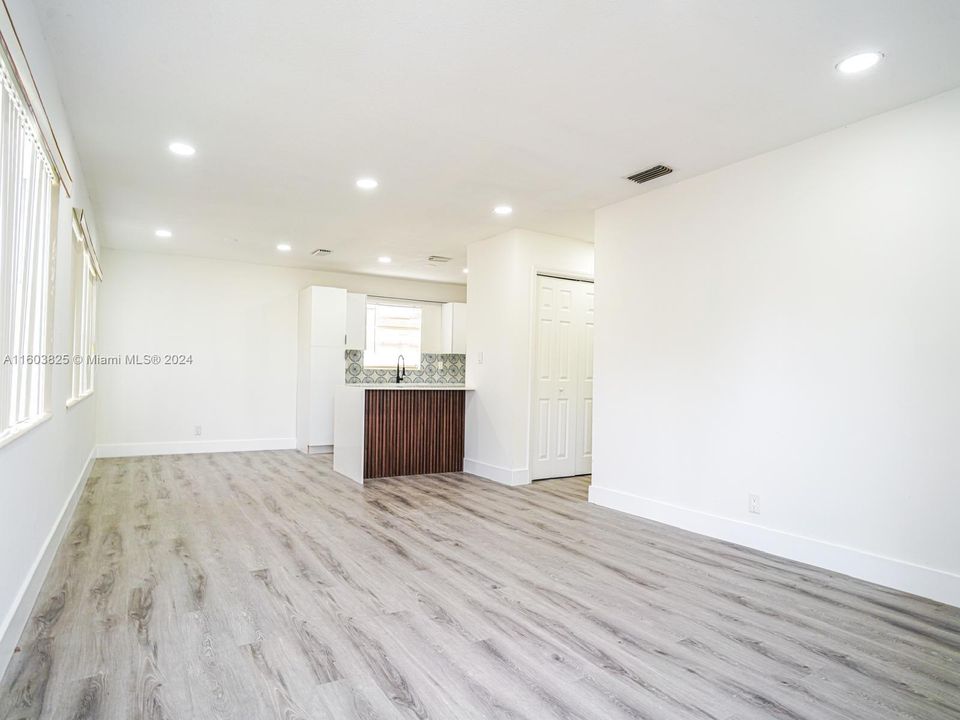 For Sale: $344,900 (3 beds, 2 baths, 1040 Square Feet)