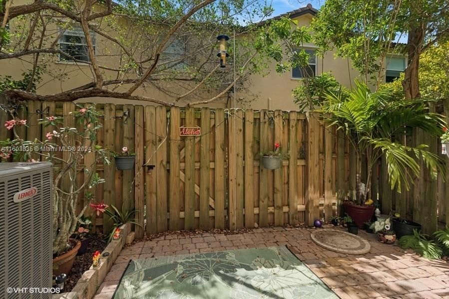 For Sale: $365,000 (3 beds, 2 baths, 1325 Square Feet)