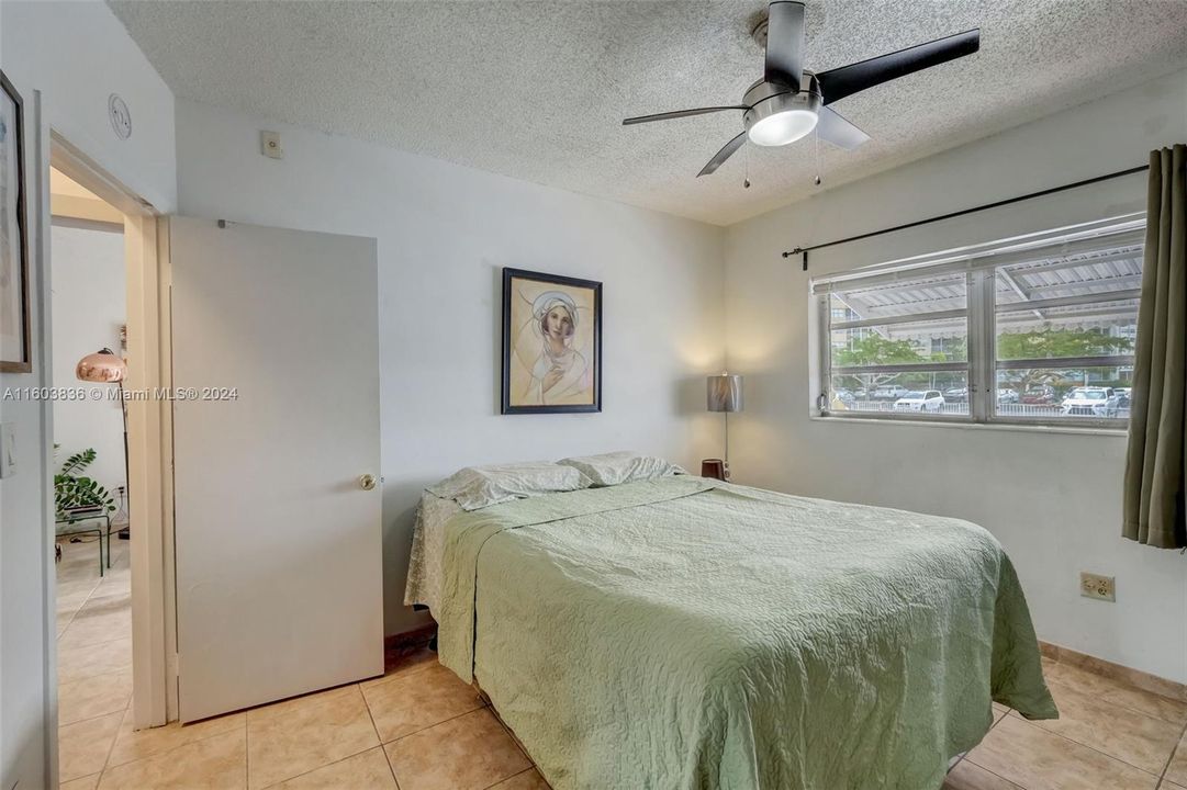 For Sale: $199,900 (1 beds, 1 baths, 700 Square Feet)