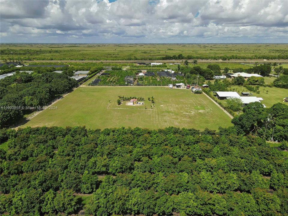 На продажу: $584,000 (2.50 acres)