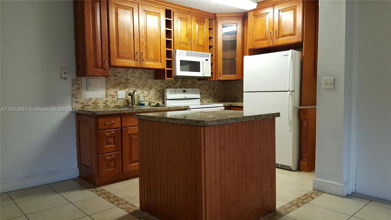 For Rent: $2,300 (2 beds, 2 baths, 1050 Square Feet)