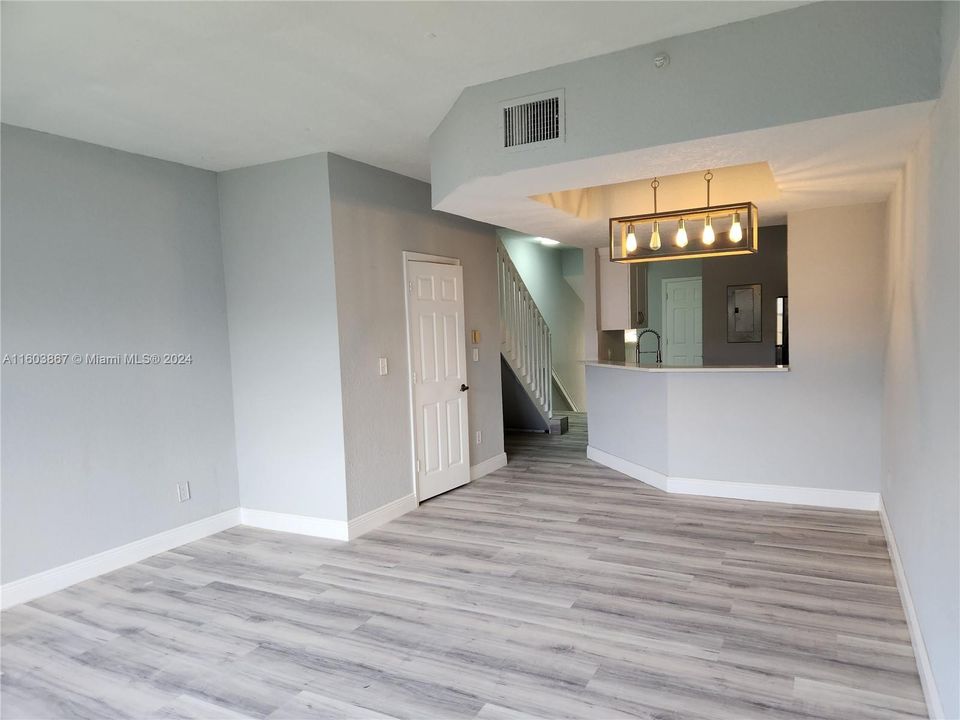 For Sale: $340,000 (3 beds, 3 baths, 1212 Square Feet)