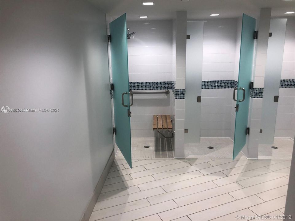 Active With Contract: $1,850 (1 beds, 1 baths, 1000 Square Feet)