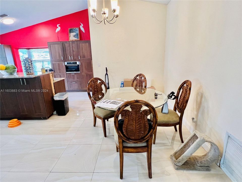 Activo con contrato: $639,900 (4 camas, 2 baños, 2316 Pies cuadrados)