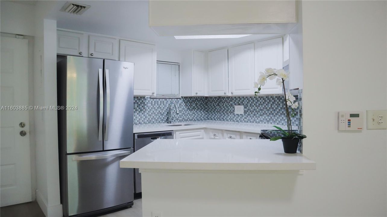 Active With Contract: $2,150 (1 beds, 1 baths, 810 Square Feet)