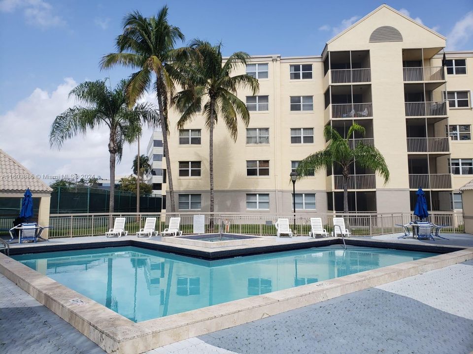 Active With Contract: $2,150 (1 beds, 1 baths, 810 Square Feet)