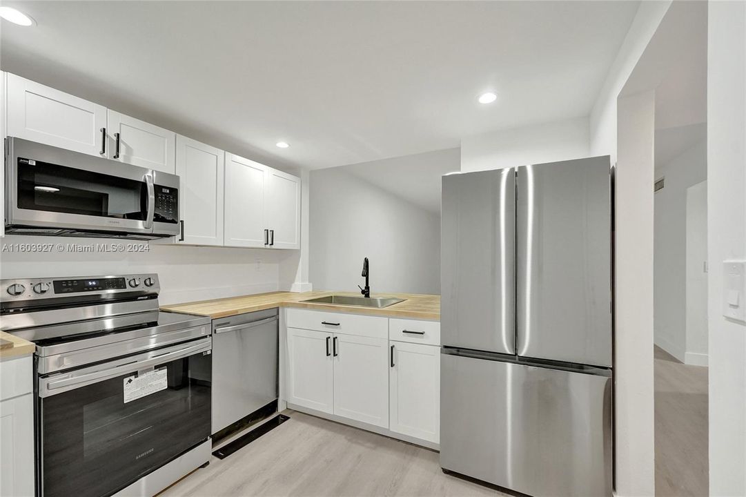 For Sale: $350,000 (2 beds, 2 baths, 1090 Square Feet)