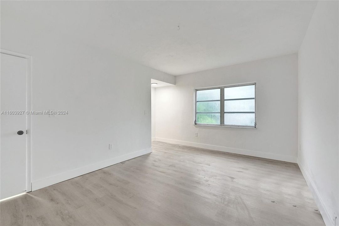 For Sale: $350,000 (2 beds, 2 baths, 1090 Square Feet)