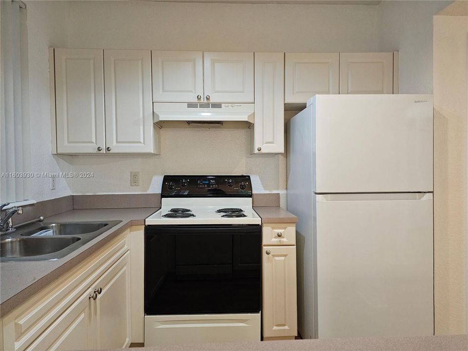 Active With Contract: $1,700 (1 beds, 1 baths, 716 Square Feet)