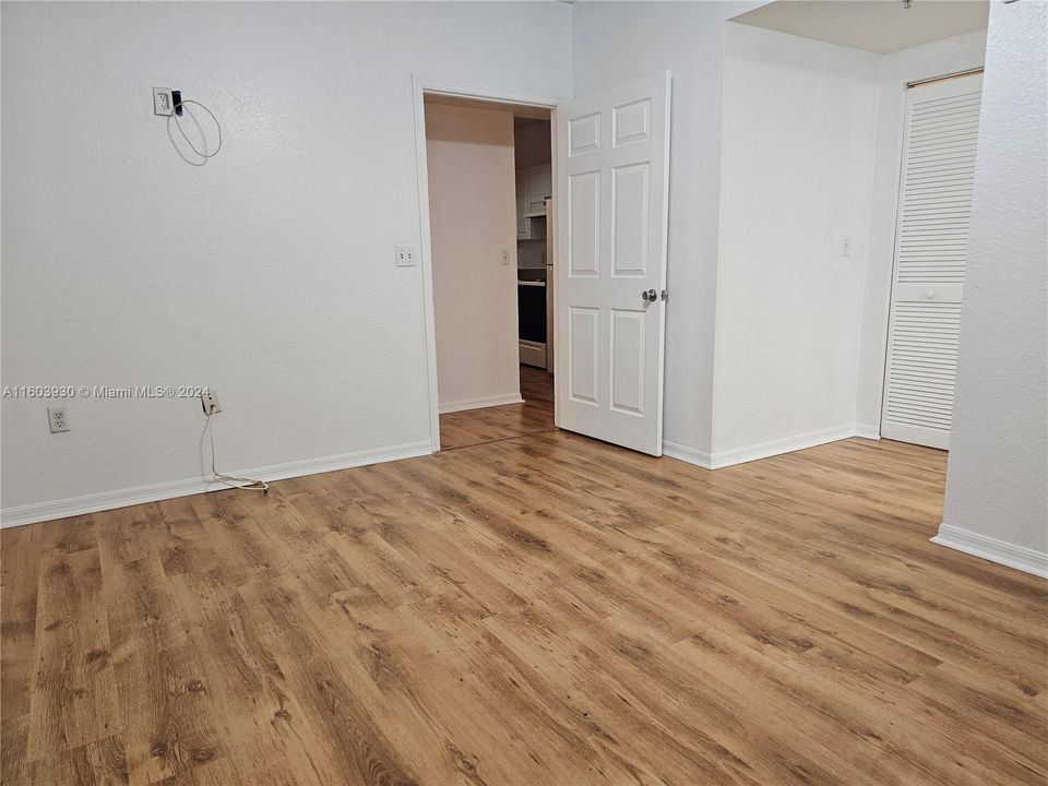 Active With Contract: $1,700 (1 beds, 1 baths, 716 Square Feet)